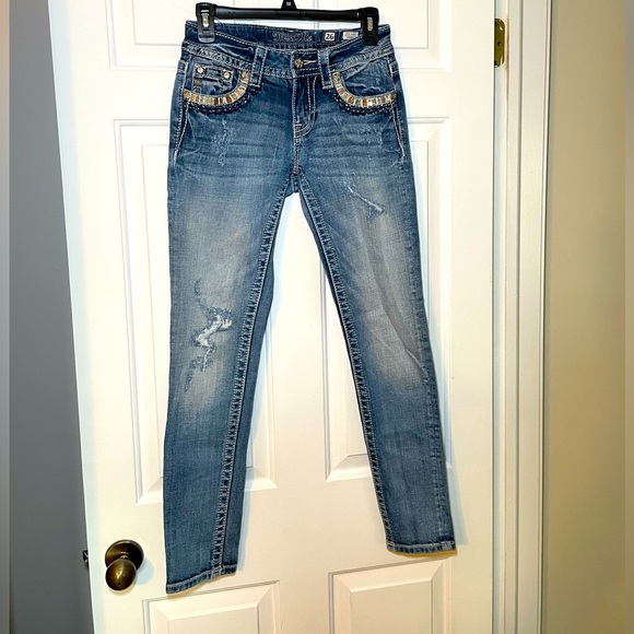 Miss Me Woman’s Jeans Size 26 Mid Rise Skinny Embroidered Sequin Crystals - Picture 1 of 8